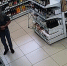 Спрятал в штанах: житель Хакасии пронёс мимо кассы две бутылки виски - Республиканская телевизионная сеть