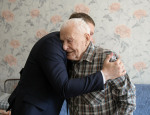 Валентин Коновалов вручил памятные часы ветерану Великой Отечественной войны Василию Филипповичу Андреенко
