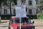 На Первомайской площади пикет: человек в форме протестует против муниципальной реформы