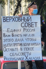 На Первомайской площади пикет: человек в форме протестует против муниципальной реформы