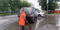 Абаканские коммунальщики бочками откачивают воду с городских улиц - Абакан 24