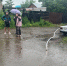 В Черногорске из затопленного дома молодой семьи откачали воду техникой предпринимателя Какаева - ИА Хакасия