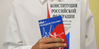 Быть гражданином России – это почетно: В День государственного флага Валентин Коновалов вручил паспорта школьникам Хакасии - Правительство Республики Хакасия