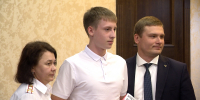 Глава Хакасии вручил паспорта лучшим школьникам республики - Республиканская телевизионная сеть
