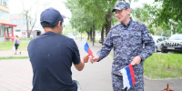 Представители Росгвардии поздравили жителей Хакасии с Днем государственного флага России - Росгвардия