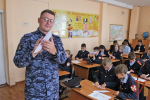 В День солидарности в борьбе с терроризмом росгвардейцы провели с абаканскими кадетами памятную акцию