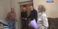 Супругов Мартыщенко с Днем пожилого человека поздравил Сергей Сокол - Вести Хакасия