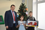 6-летняя Аполлинария Курышева и 11-летний Михаил Булыгин получили новогодние подарки от министра сельского хозяйства и продовольствия Хакасии