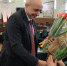 Сергей Сокол с цветами. Фото из телеграм-канала Сергея Сокола - Пульс Хакасии
