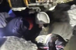 Вызволять водителя из покореженного лесовоза пришлось спасателям